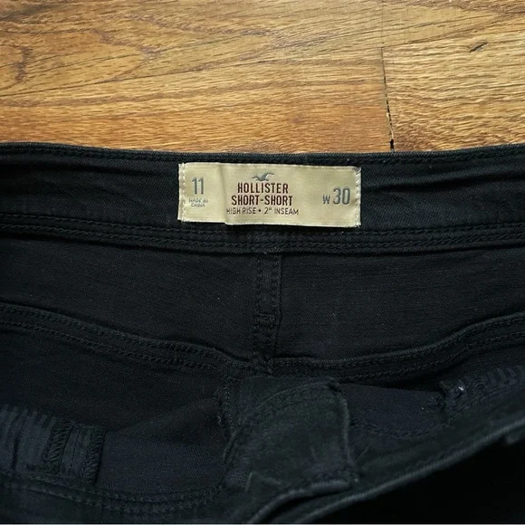 HOLLISTER | High Rise Short Shorts 2" Inseam Color: Black Size: 11/ 30w - Picture 3 of 4